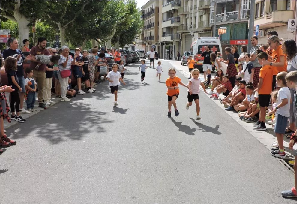 Llegada a meta de las niñas de 4 y 5 años