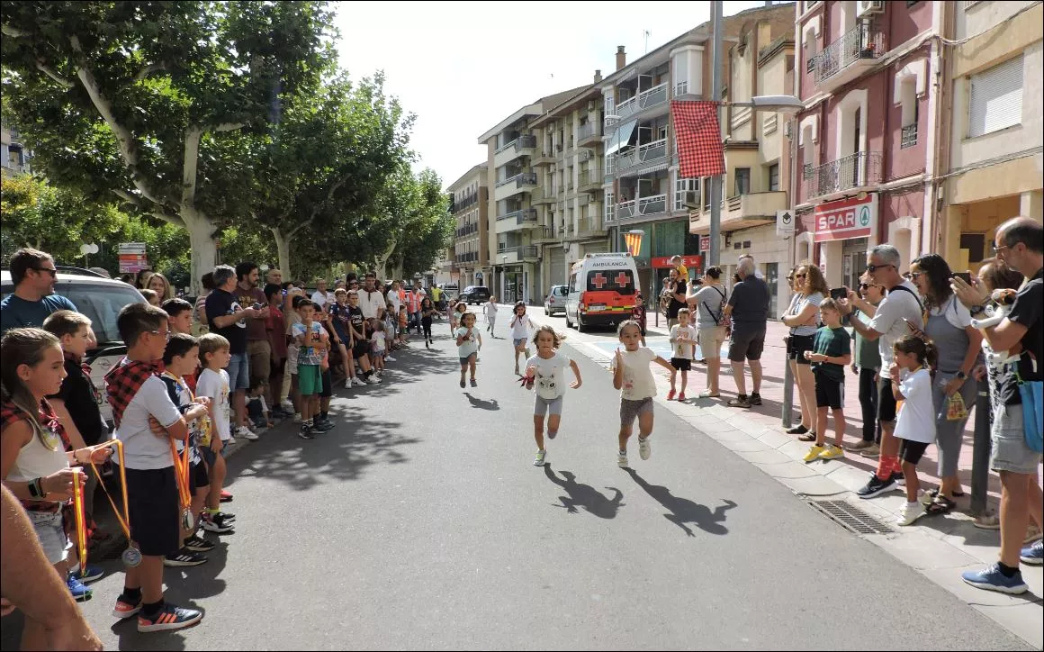 Llegada a meta de las niñas de 6 y 7 años