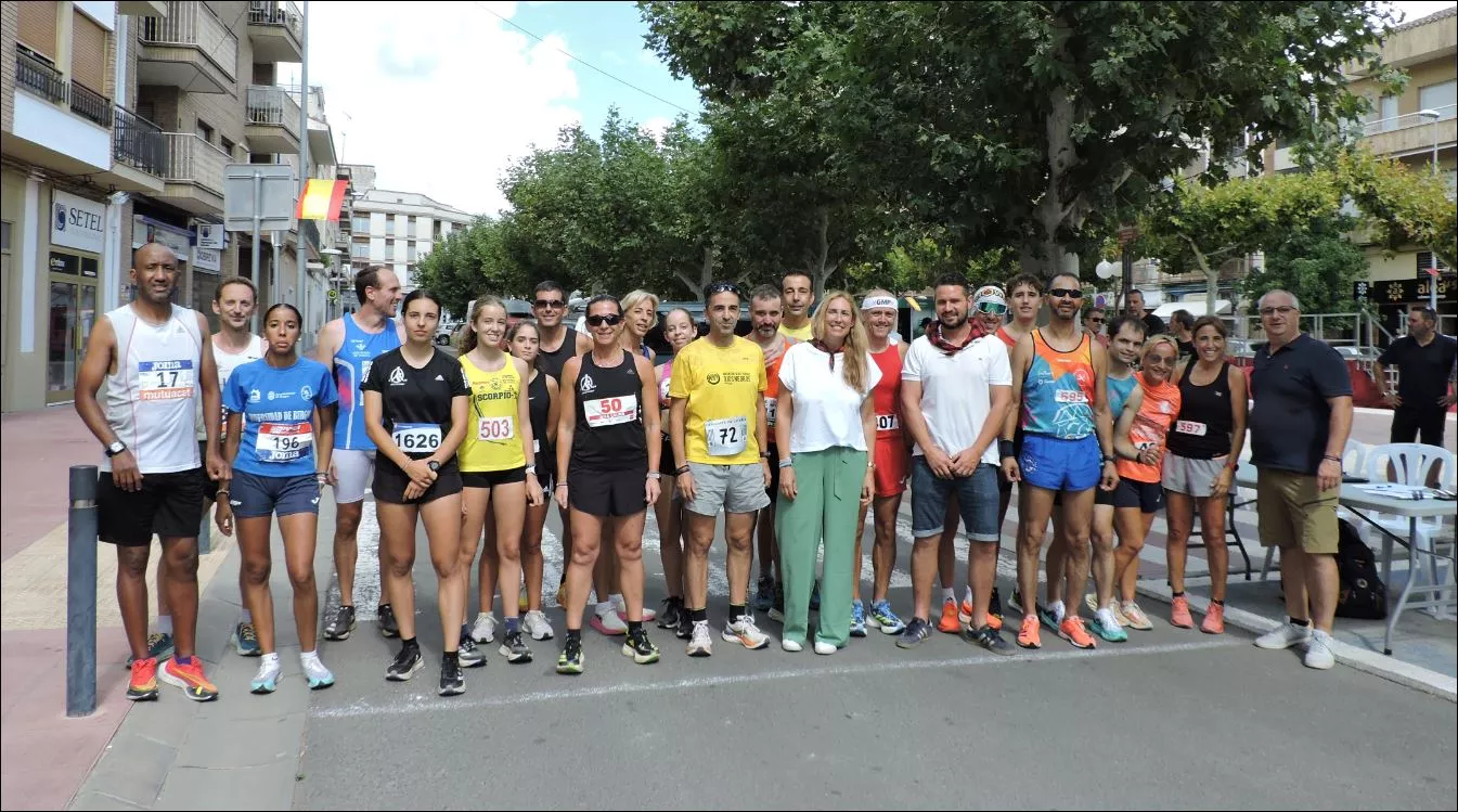Participantes de la carrera Absoluta con la alcaldesa Sandra González y los concejales Alex Hernández y Mario Lax