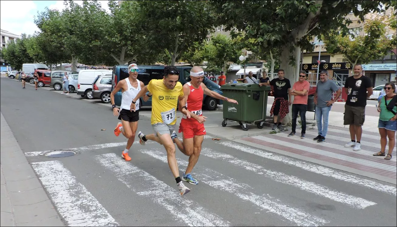 Toni Santisteban disputando una prima con la cabeza de carrera, Denis Lorda y Xavi Tomasa