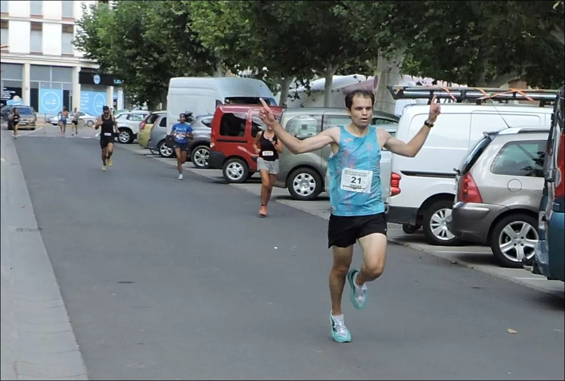 Óscar Celma venciendo en la prima que le haría perder la carrera en la categoría Local