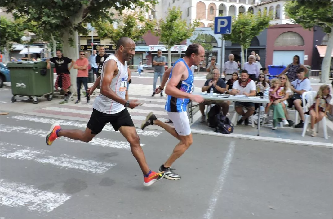 Marc Martínez, de Alcañiz, ganando una prima al leridano Mustapha Elkhouyaali