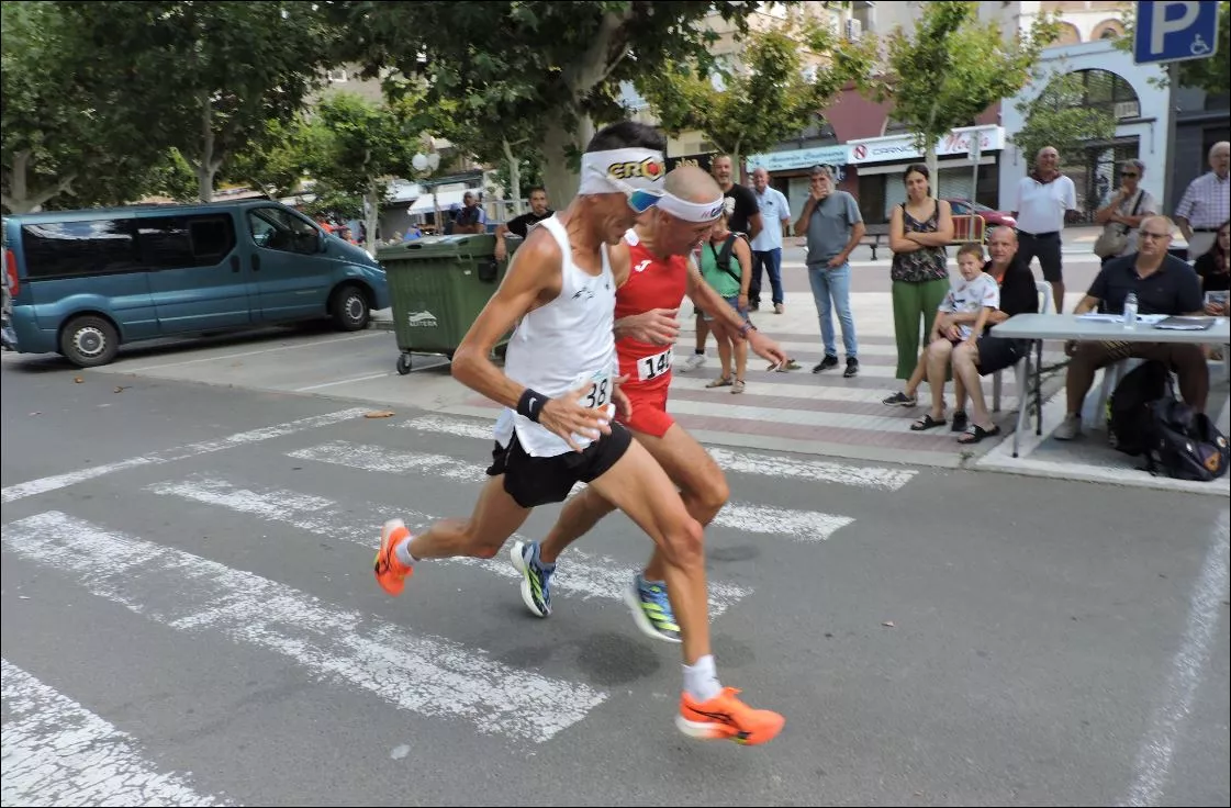 Prima disputada entre los dos de cabeza de carrera
