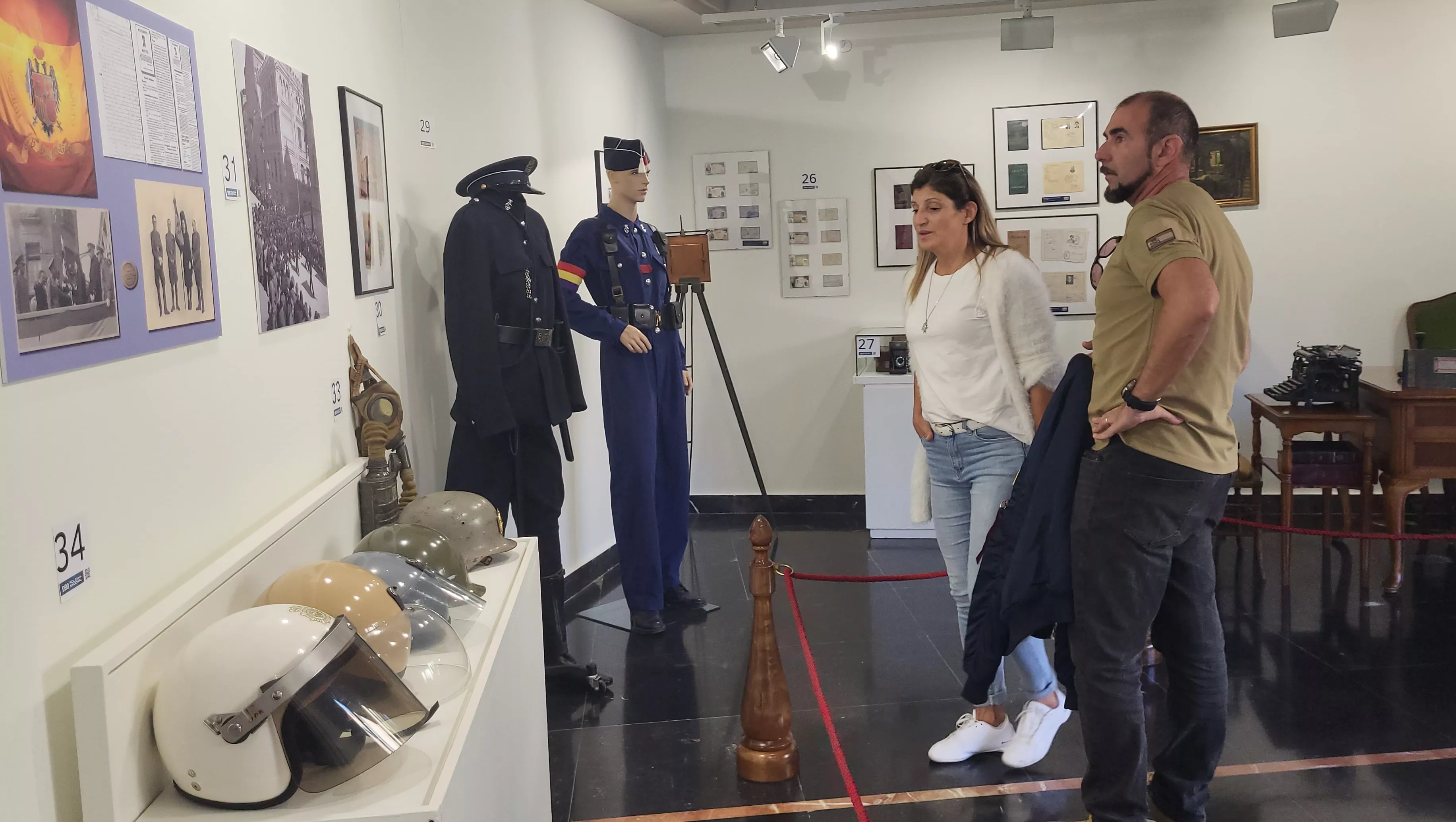 Inauguración en Huesca de la exposición “200 años de la Policía Nacional”. Foto Mercedes Manterola