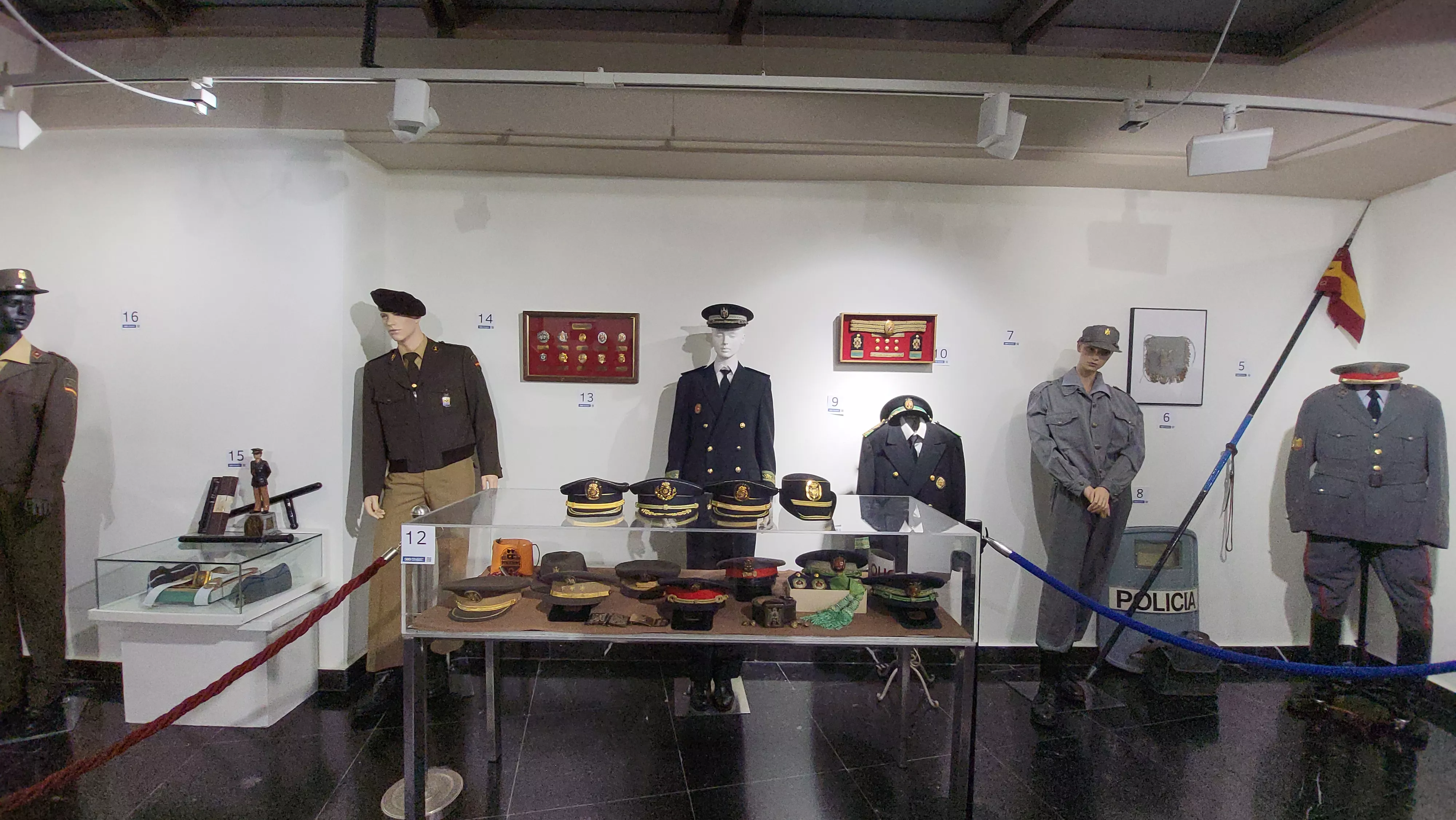 Inauguración en Huesca de la exposición “200 años de la Policía Nacional”. Foto Mercedes Manterola