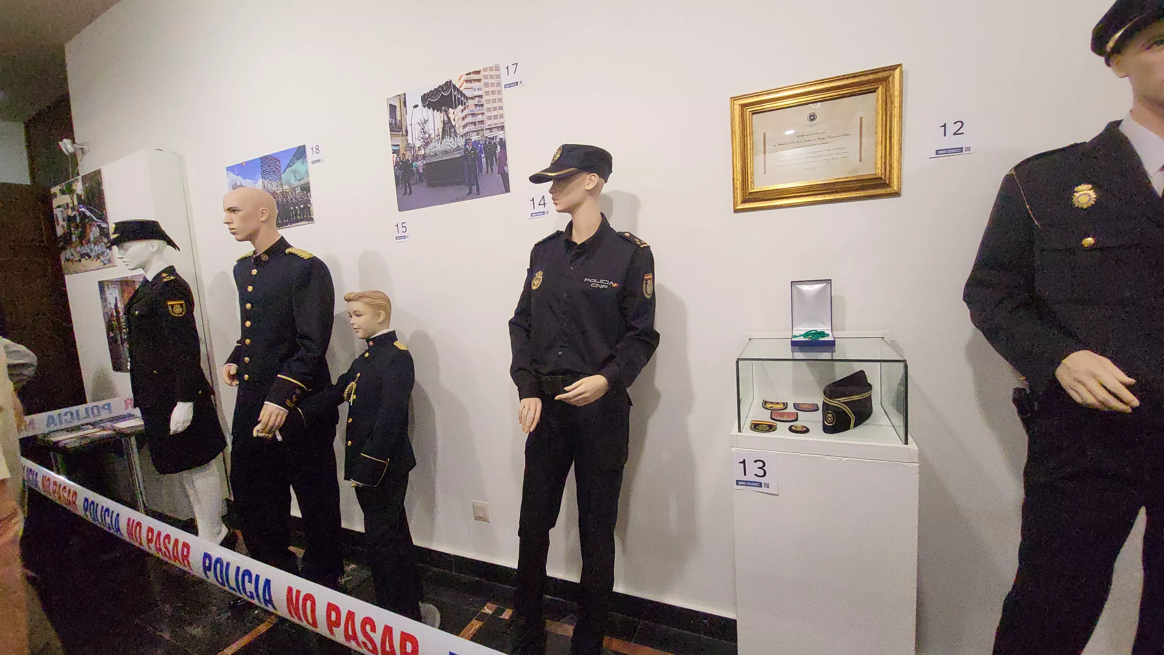 Inauguración en Huesca de la exposición “200 años de la Policía Nacional”. Foto Mercedes Manterola