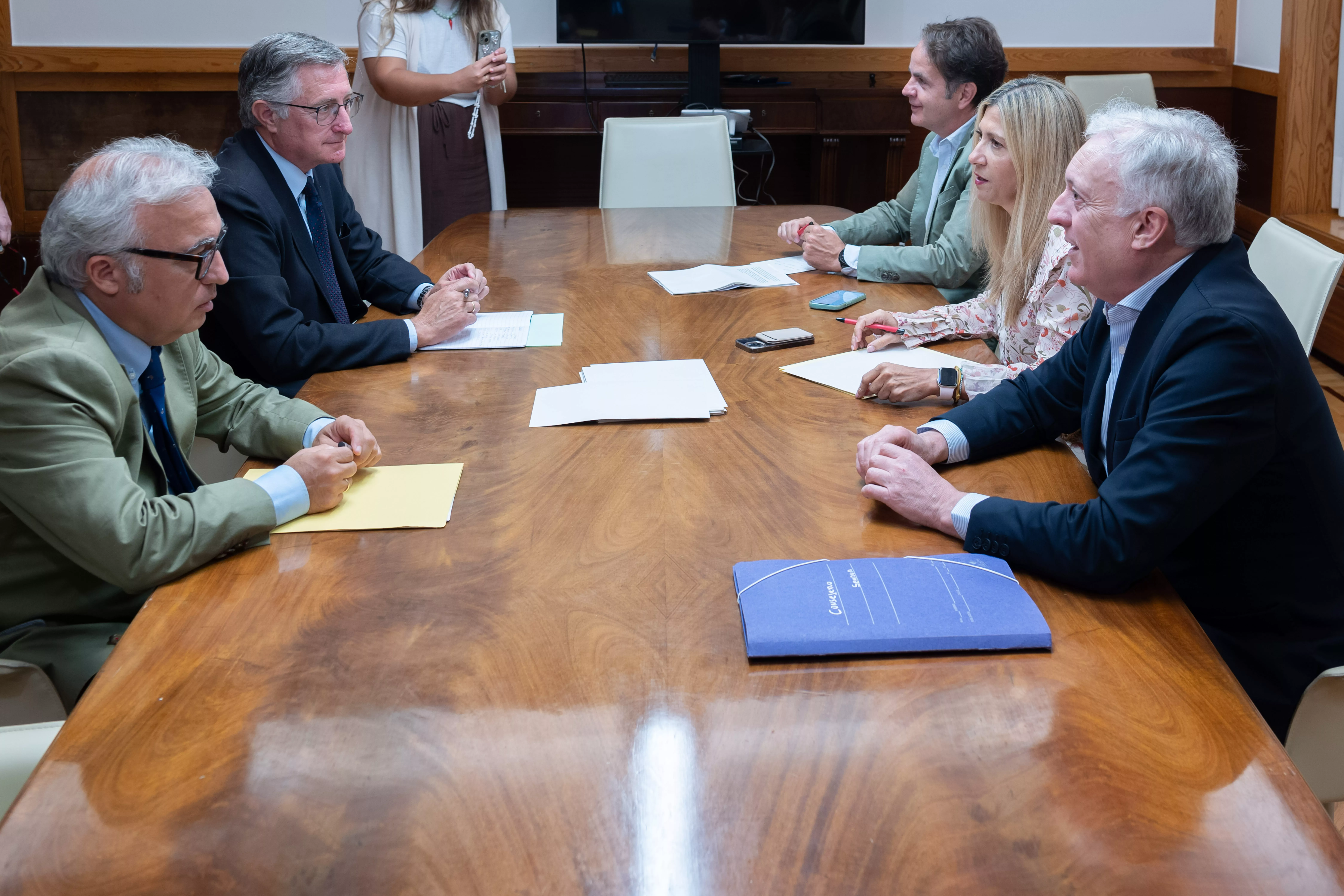 Consejeros de los cinco departamentos del Gobierno de Aragón Consejeros de los cinco departamentos del Gobierno de Aragón