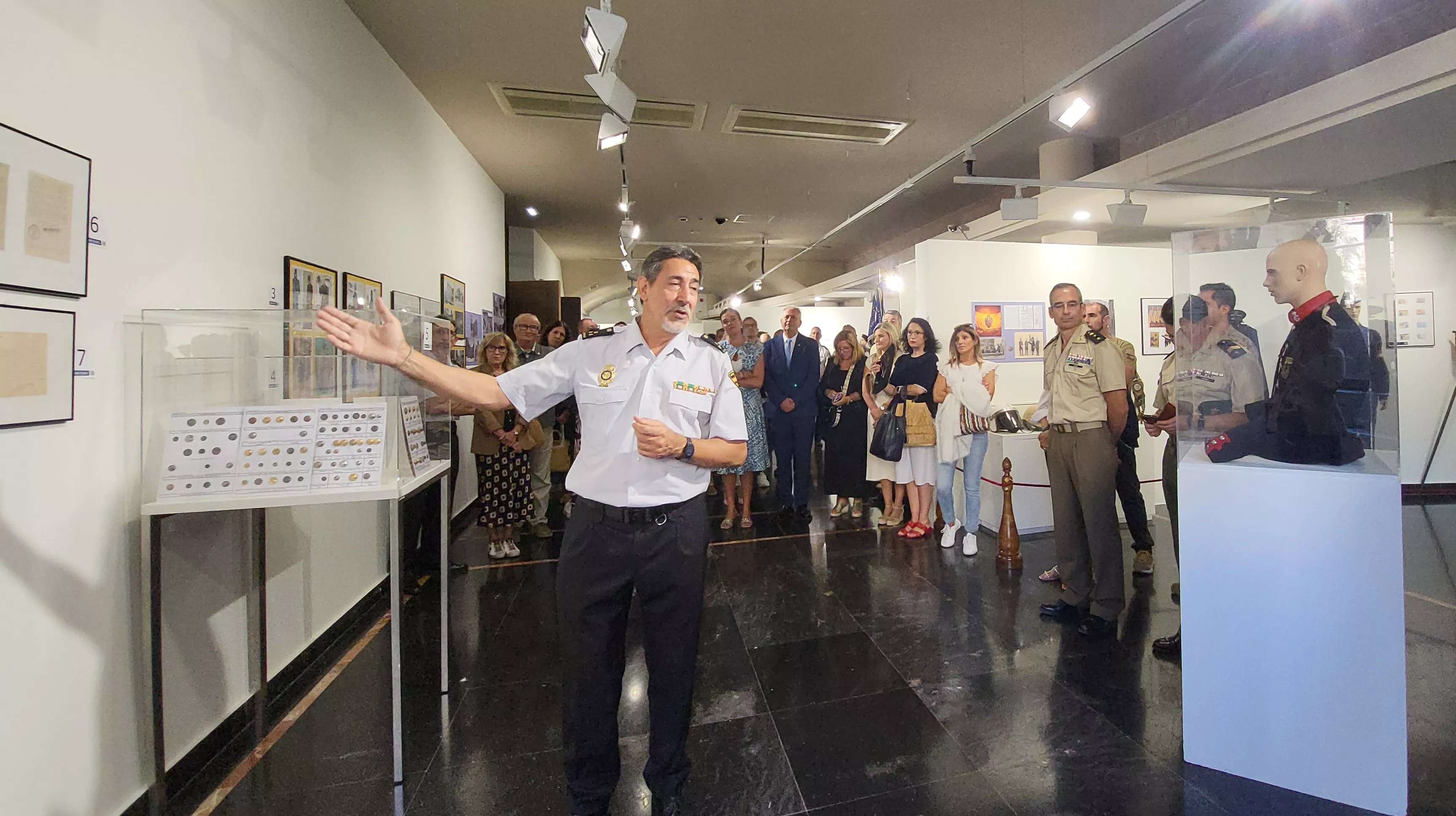 Emilio Latorre ofrece la primera visita guiada por la exposición “200 años de la Policía Nacional” inaugurada en la sede de la Fundación Ibercaja Huesca.