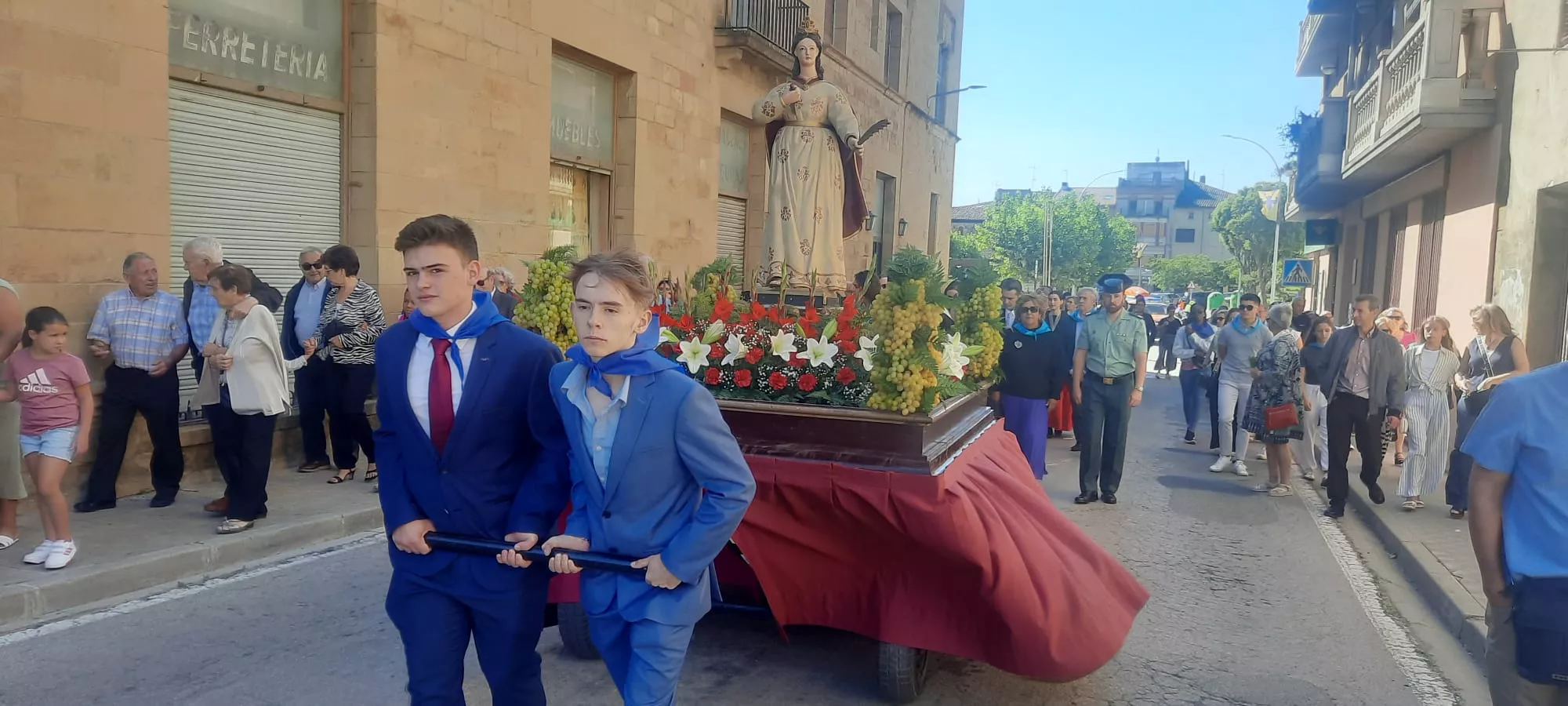 Procesión de las fiestas de Ayerbe 2024.