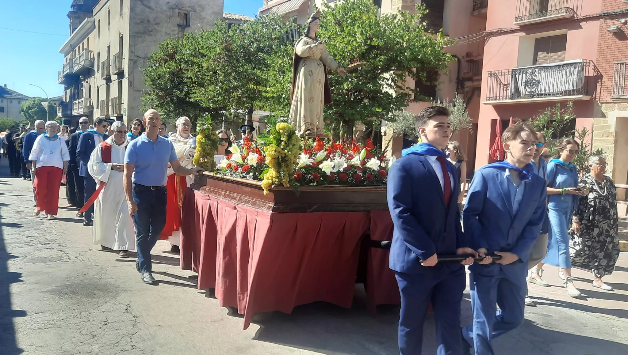 Procesión de las fiestas de Ayerbe 2024.