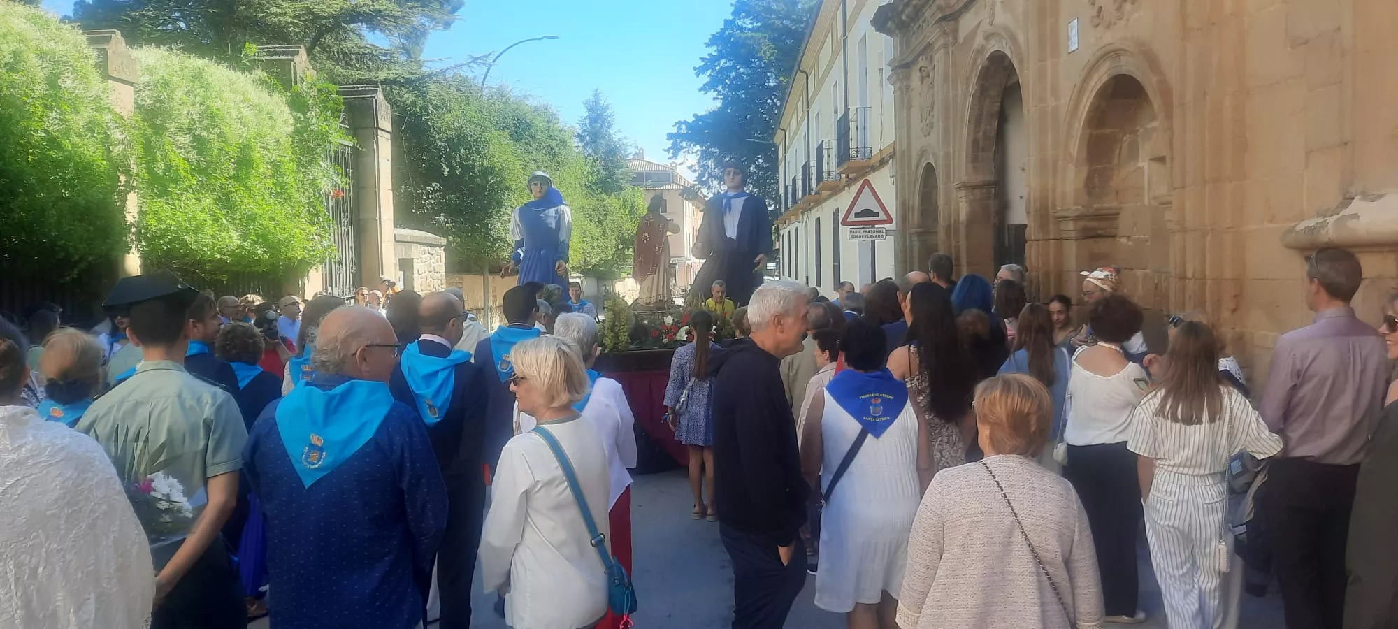 Procesión de las fiestas de Ayerbe 2024.