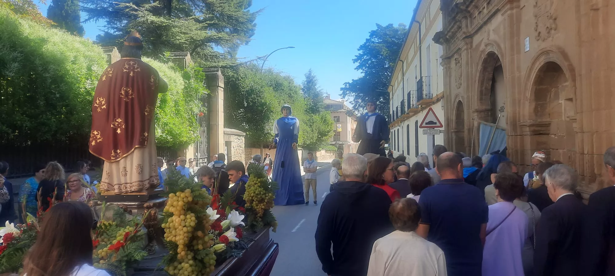 Procesión de las fiestas de Ayerbe 2024.