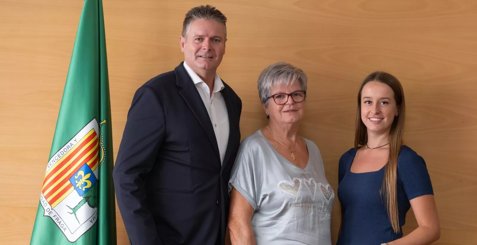 Esther Campos acompañada del alcalde y la concejala de fiestas de Fraga. Esther Campos acompañada del alcalde y la concejala de fiestas de Fraga.