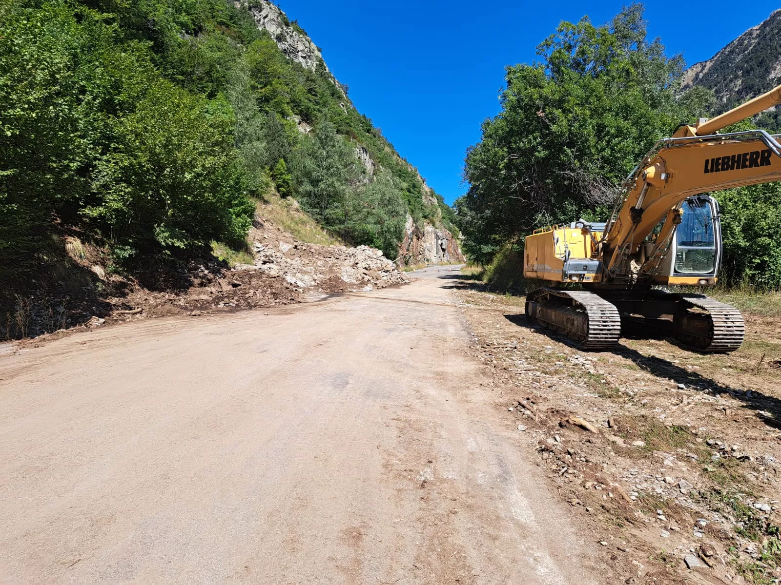 Se reabre la A-139 con paso alternativo regulado por semáforos. Se reabre la A-139 con paso alternativo regulado por semáforos.