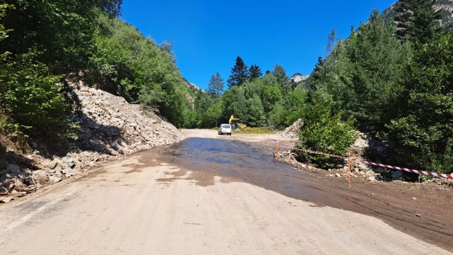 Estado de la A-139 tras los primeros trabajos de retirada de material. Estado de la A-139 tras los primeros trabajos de retirada de material.