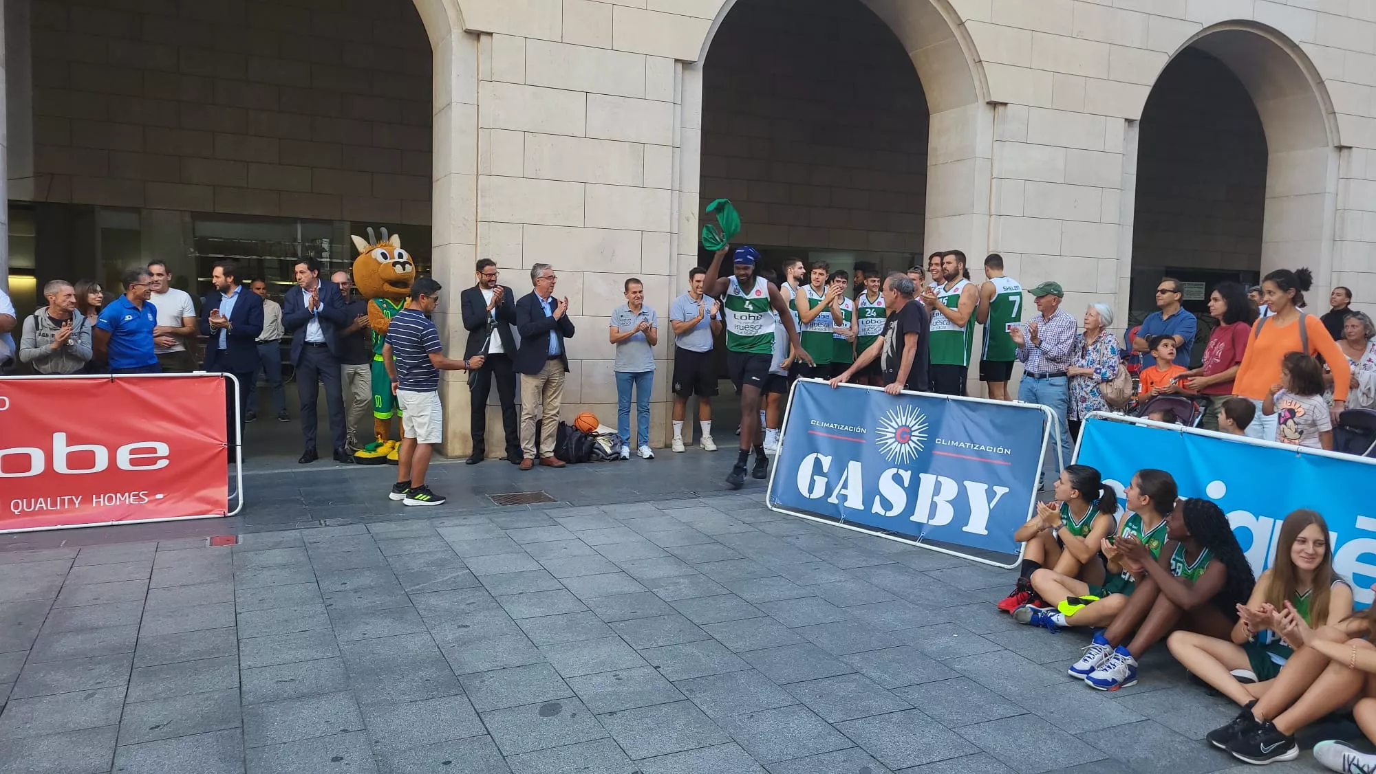 Presentación de Lobe Huesca la Magia en los Porches de Galicia
