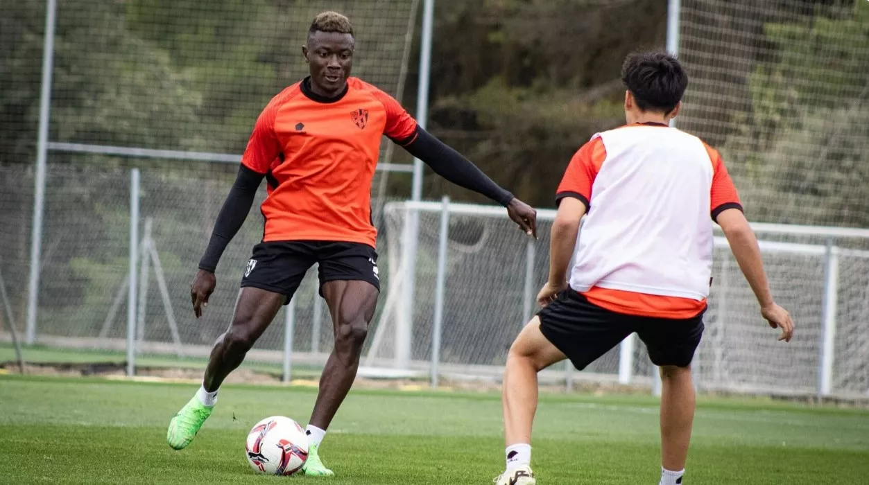 Patrick Soko en el entrenamiento del Huesca