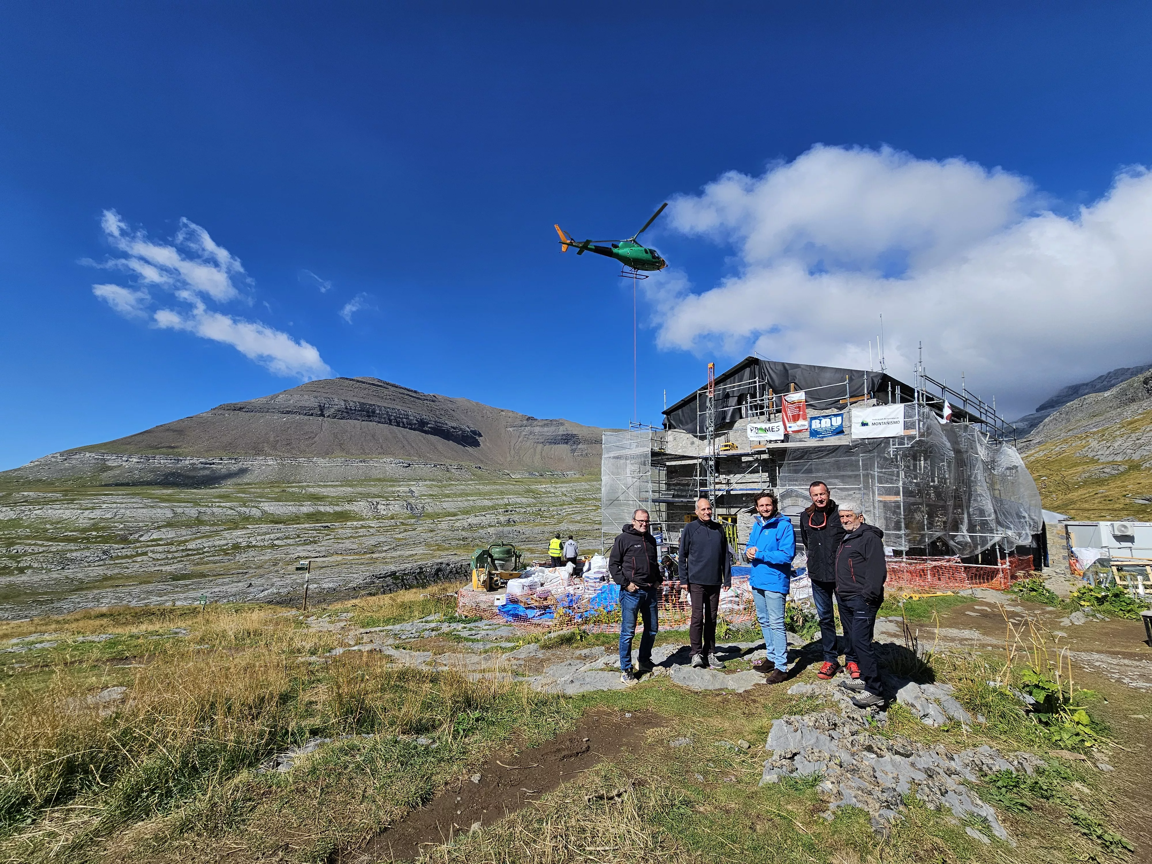 Claver junto a miembros de la FAM durante la visita al refugio de Góriz.