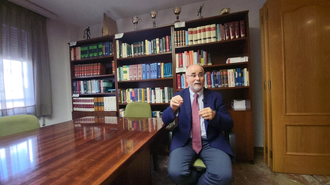 El presidente del Colegio de Procuradores de Huesca durante la entrevista. El presidente del Colegio de Procuradores de Huesca durante la entrevista.