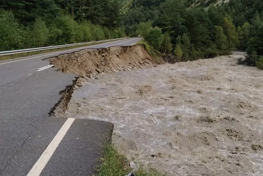 Los pasos fronterizos están cerrados al paso de camiones tras los graves daños en carreteras de la dana qua atravesó el Pirineo.