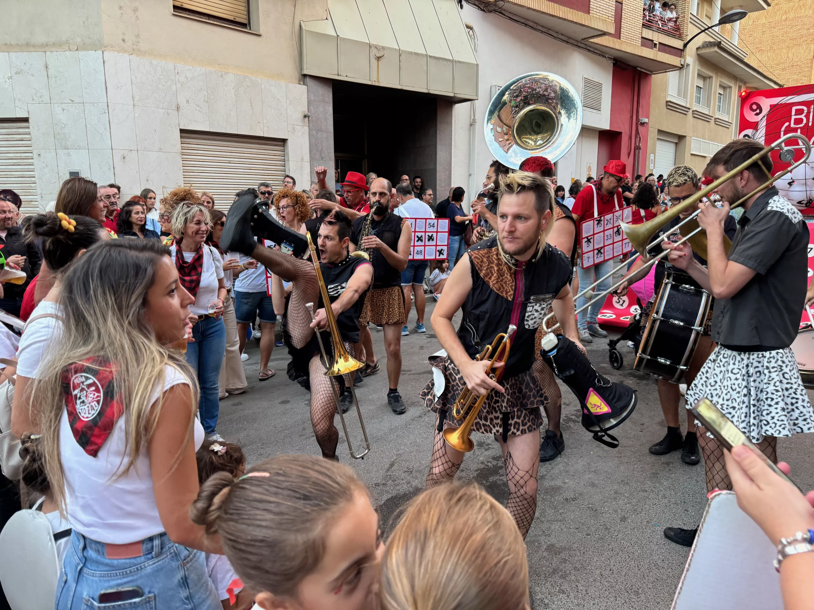  Desfile de carrozas en el inicio de las fiestas de Binéfar 2024.