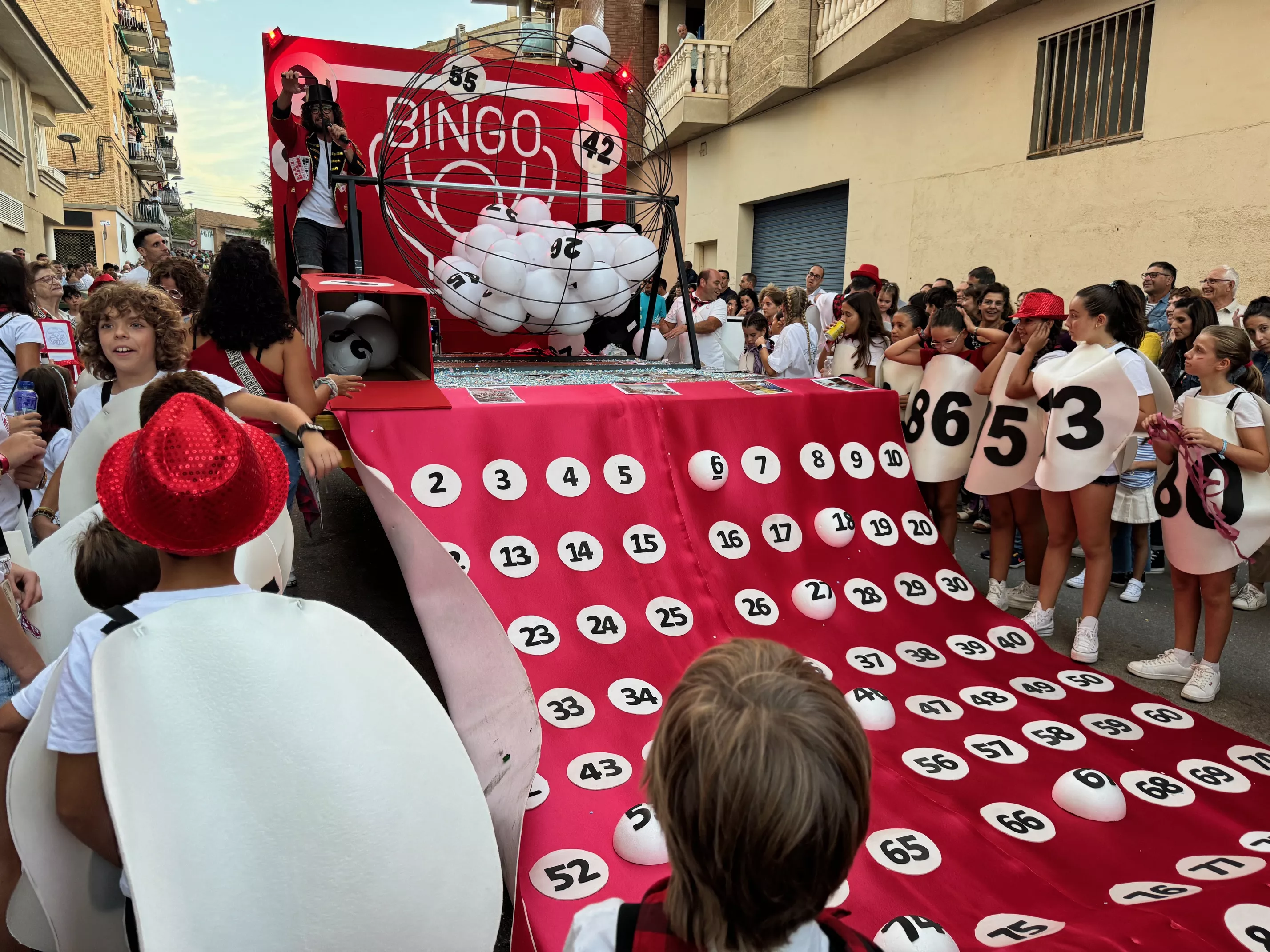  Desfile de carrozas en el inicio de las fiestas de Binéfar 2024.