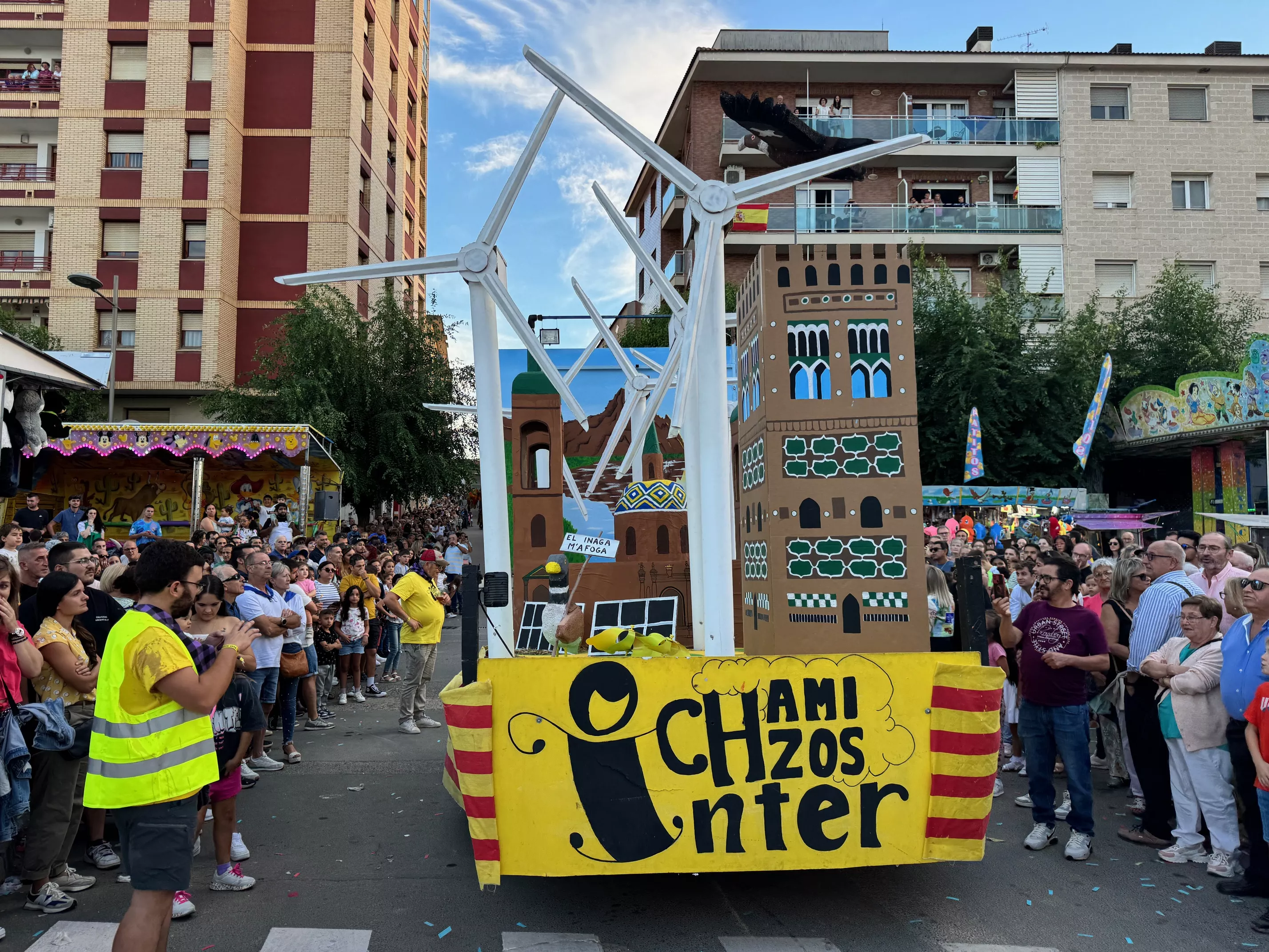  Desfile de carrozas en el inicio de las fiestas de Binéfar 2024.