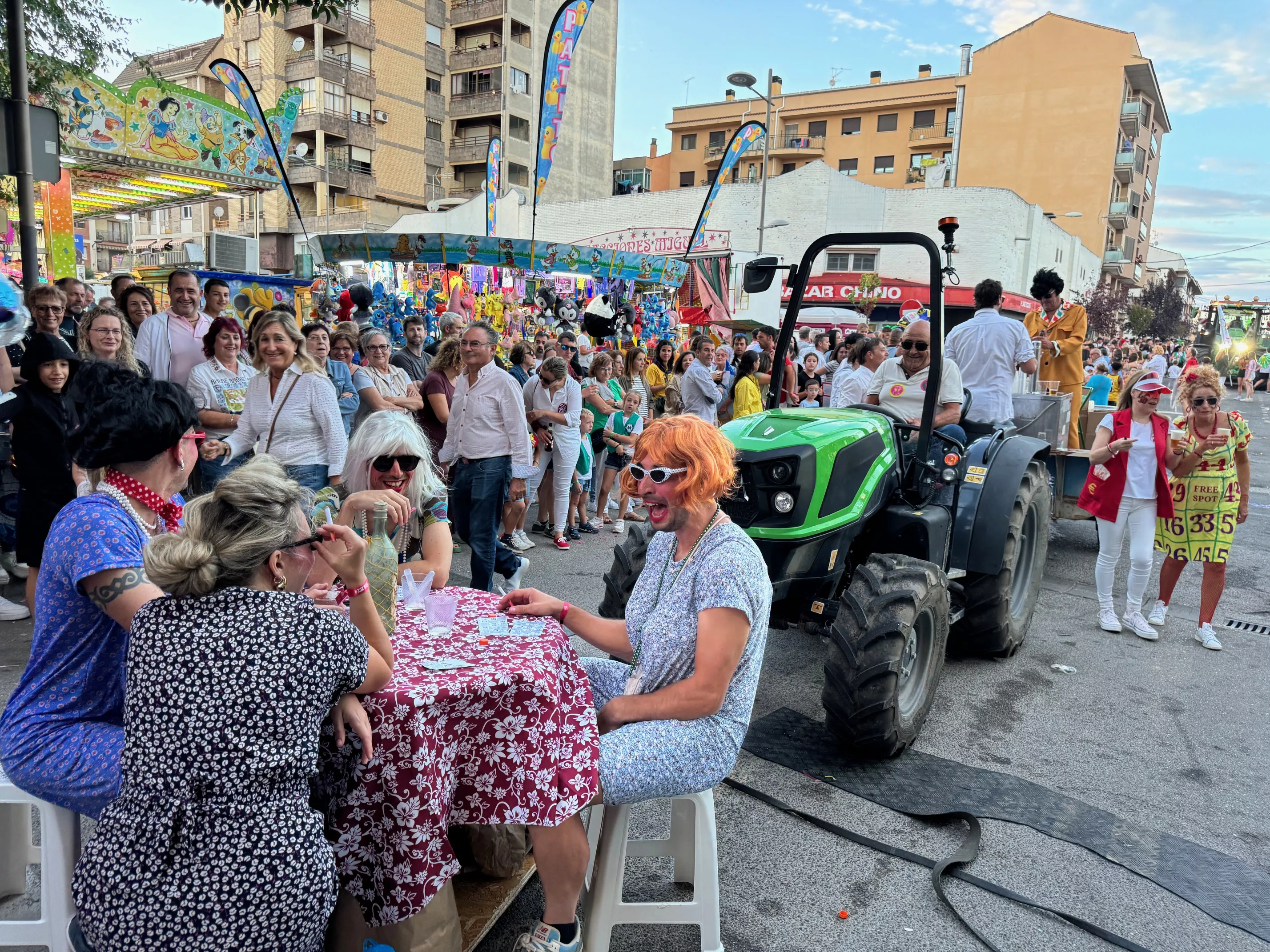  Desfile de carrozas en el inicio de las fiestas de Binéfar 2024.