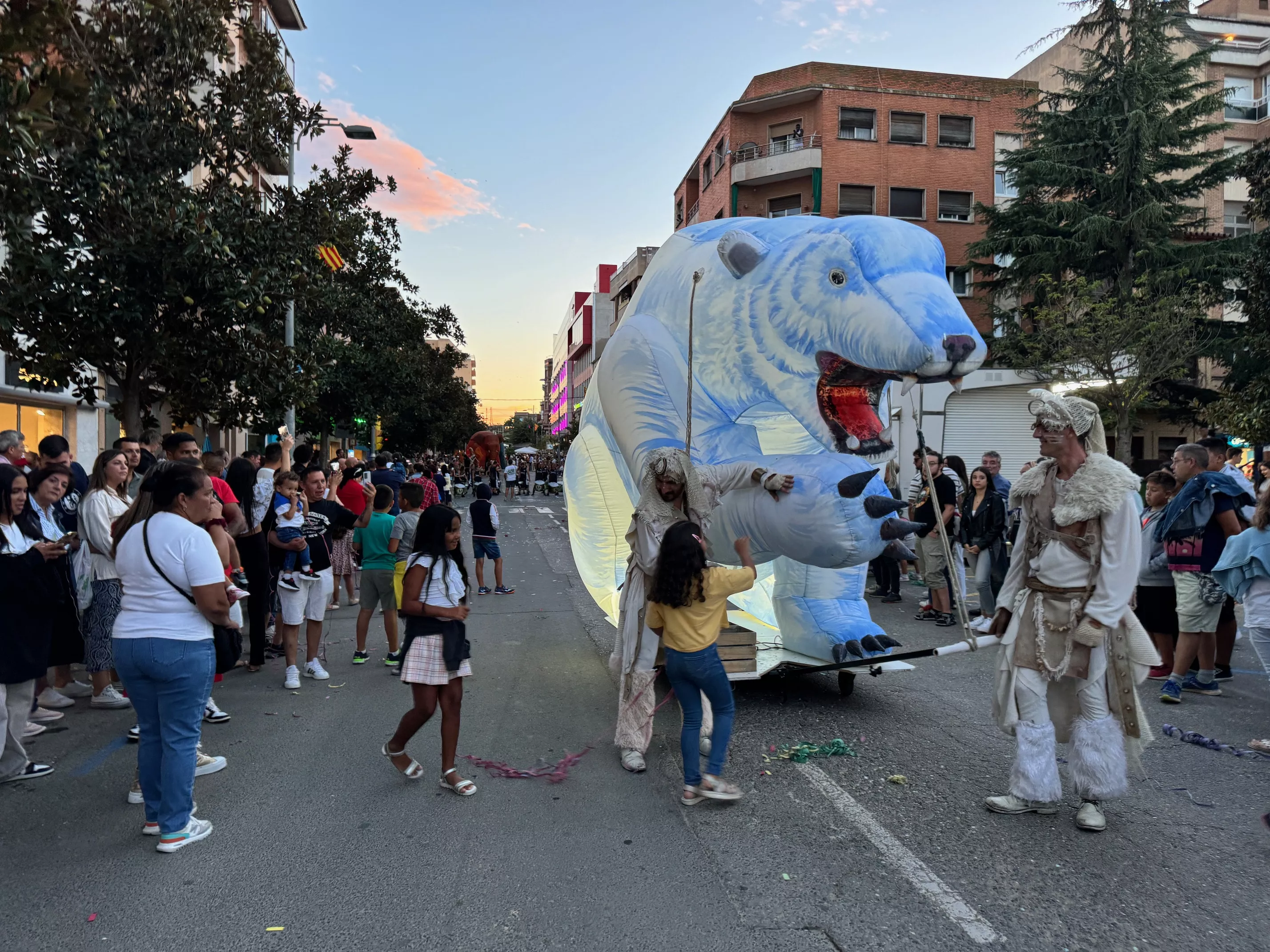  Desfile de carrozas en el inicio de las fiestas de Binéfar 2024.