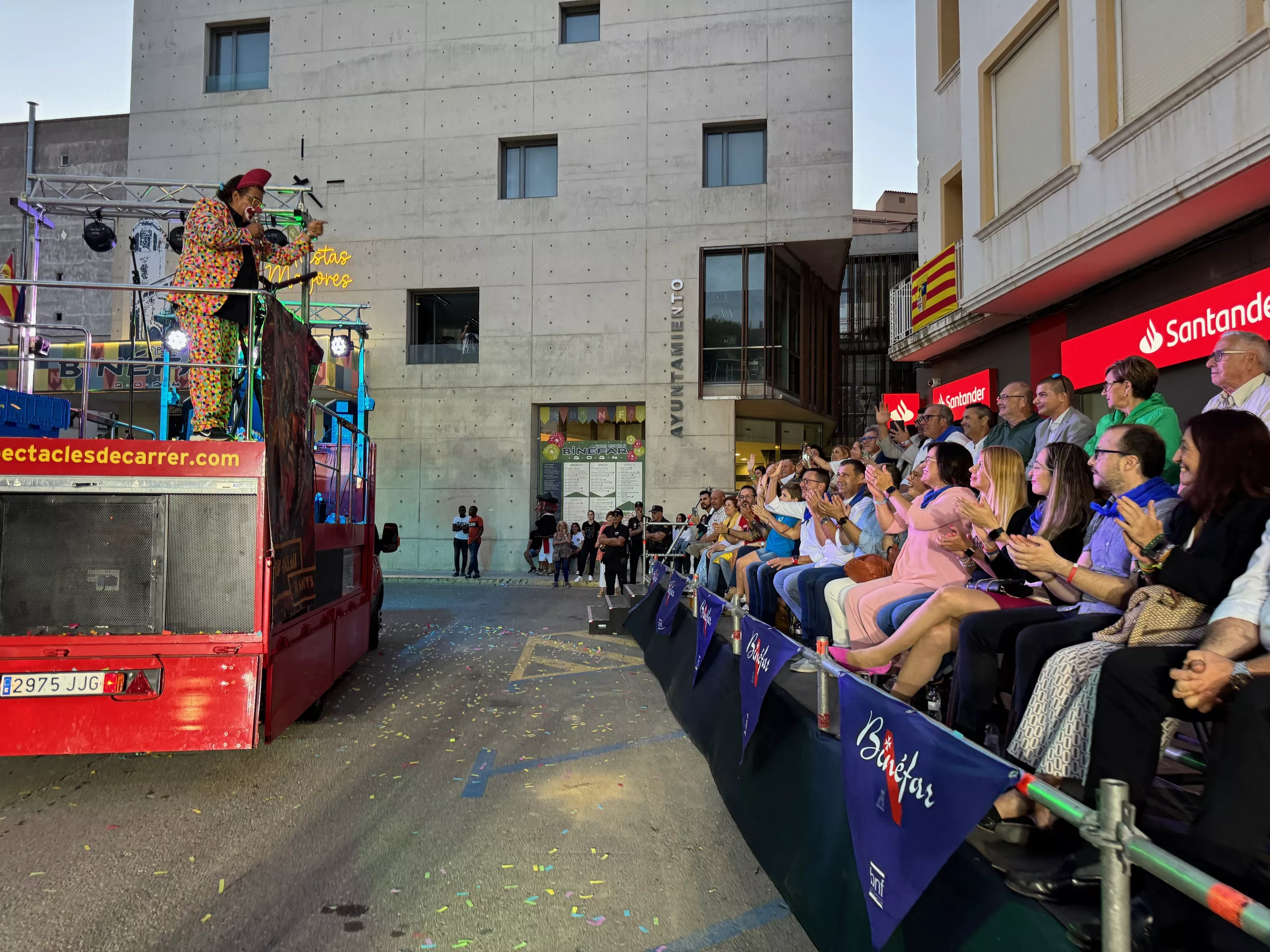  Desfile de carrozas en el inicio de las fiestas de Binéfar 2024.