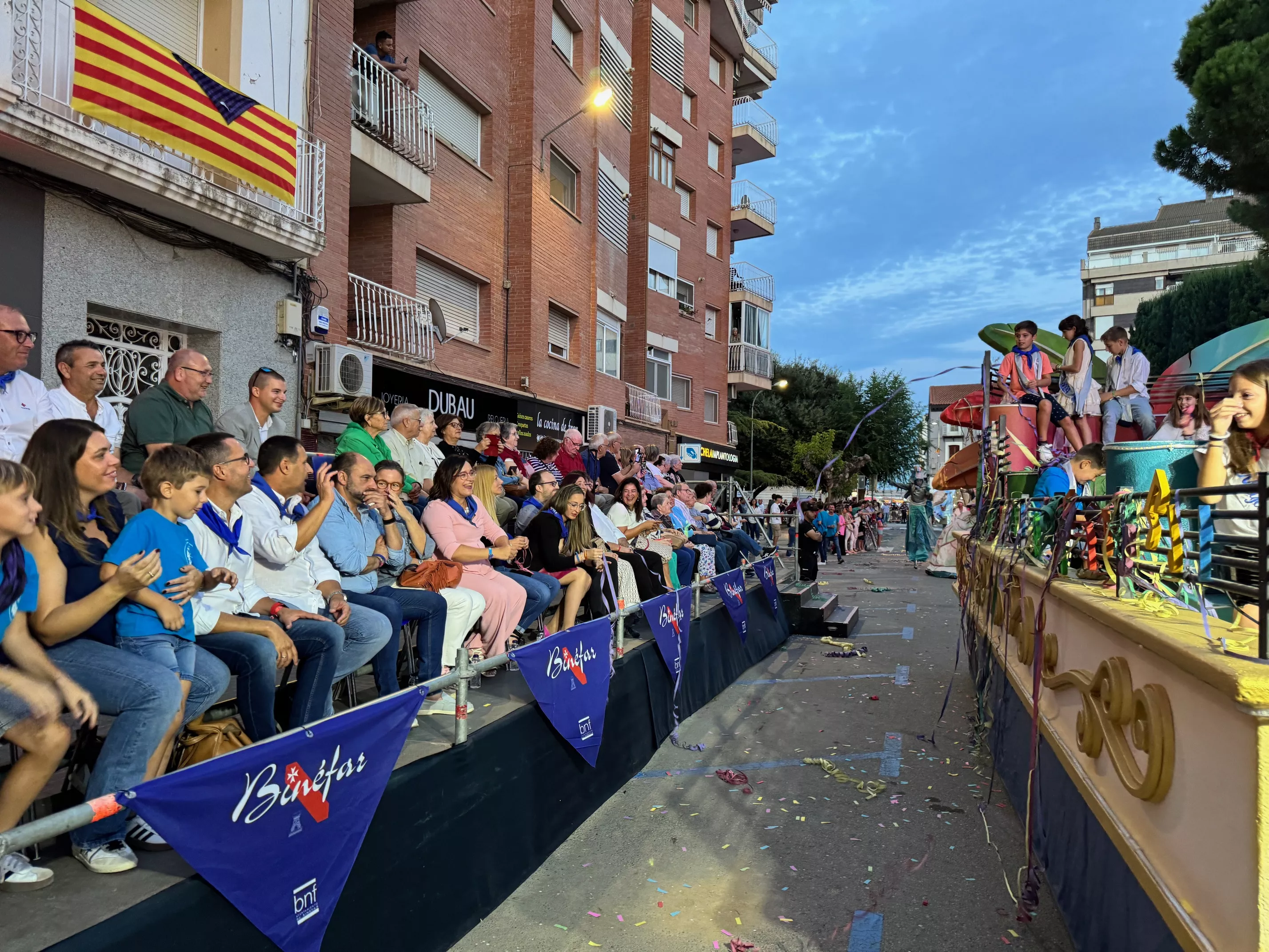  Desfile de carrozas en el inicio de las fiestas de Binéfar 2024.