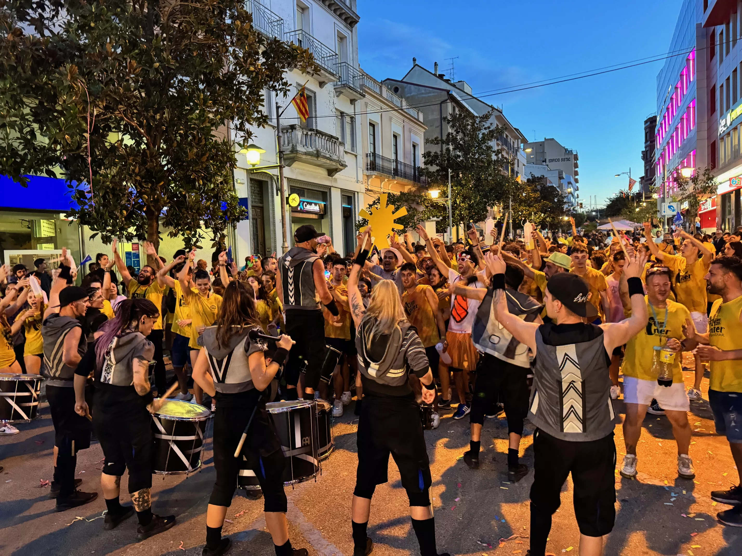  Desfile de carrozas en el inicio de las fiestas de Binéfar 2024.