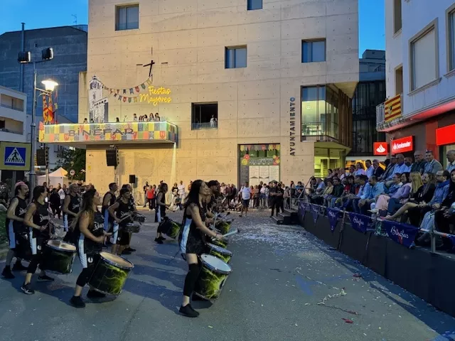 Desfile de carrozas en el inicio de las fiestas de Binéfar 2024.