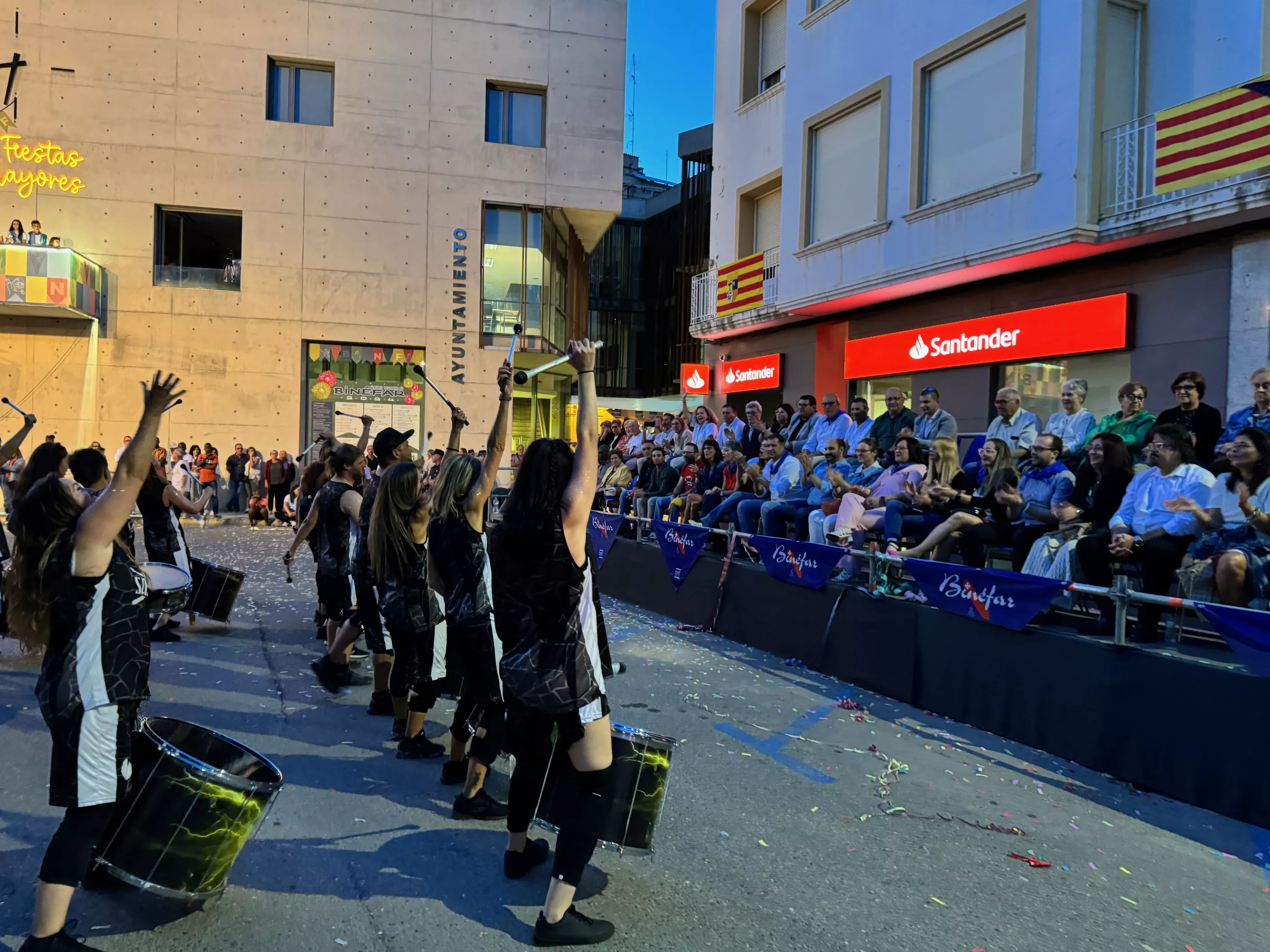  Desfile de carrozas en el inicio de las fiestas de Binéfar 2024.