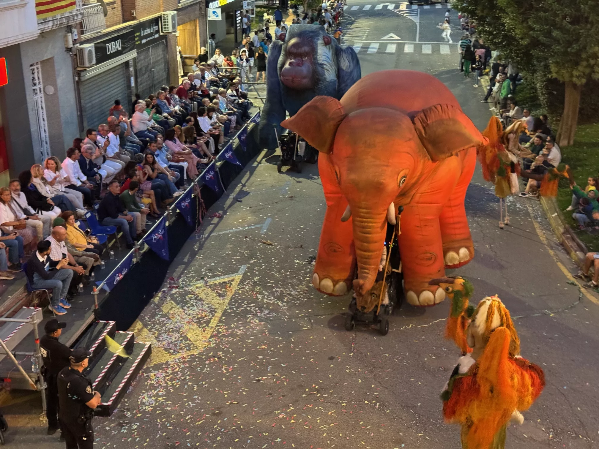  Desfile de carrozas en el inicio de las fiestas de Binéfar 2024.