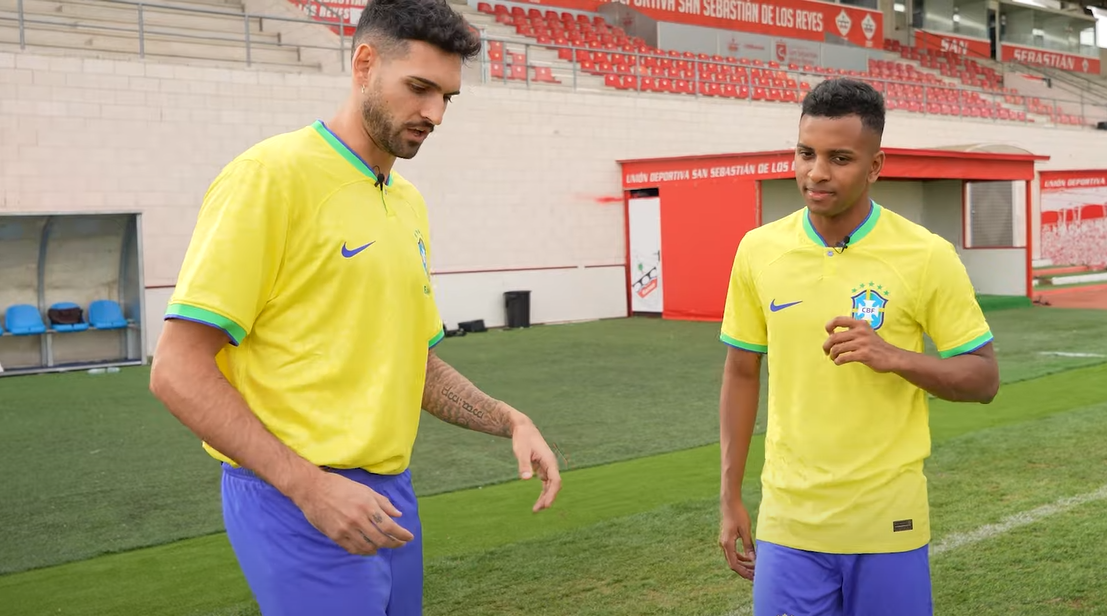 Juanma González, junto al jugador del Real Madrid Rodrygo Goes, en uno de los últimos videos de Fútbol Emotion. Foto: Youtube Fútbol Emotion