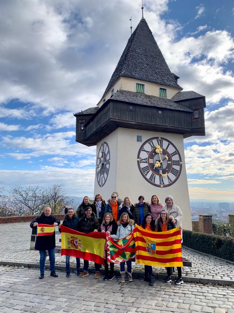 Padres animando a las niñas del Club 90 en Graz (Austria).