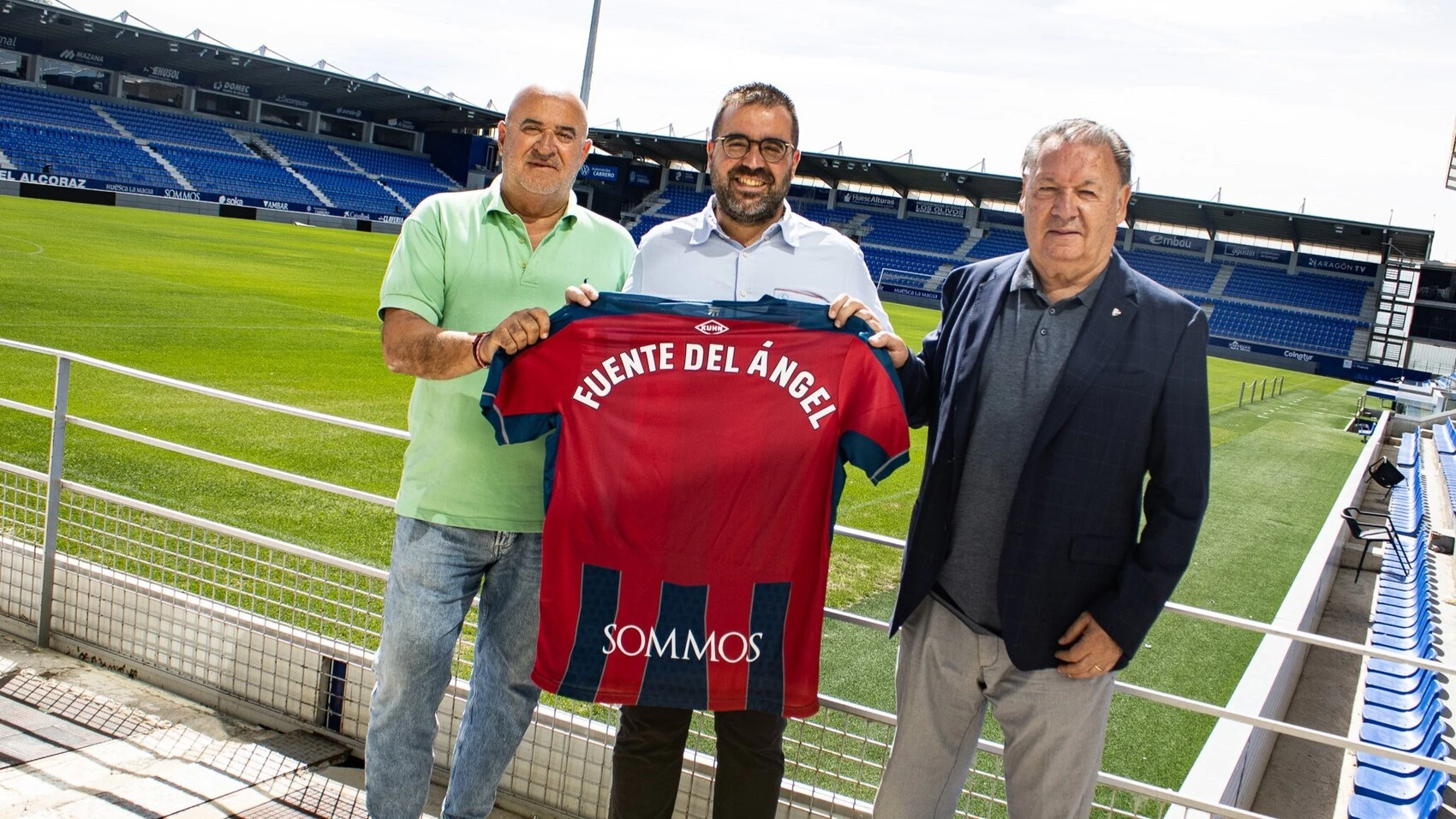 Juan Carlos Galindo y Agustín Lasaosa, con el responsable de Fuente del Ángel, Aitor Murillo.