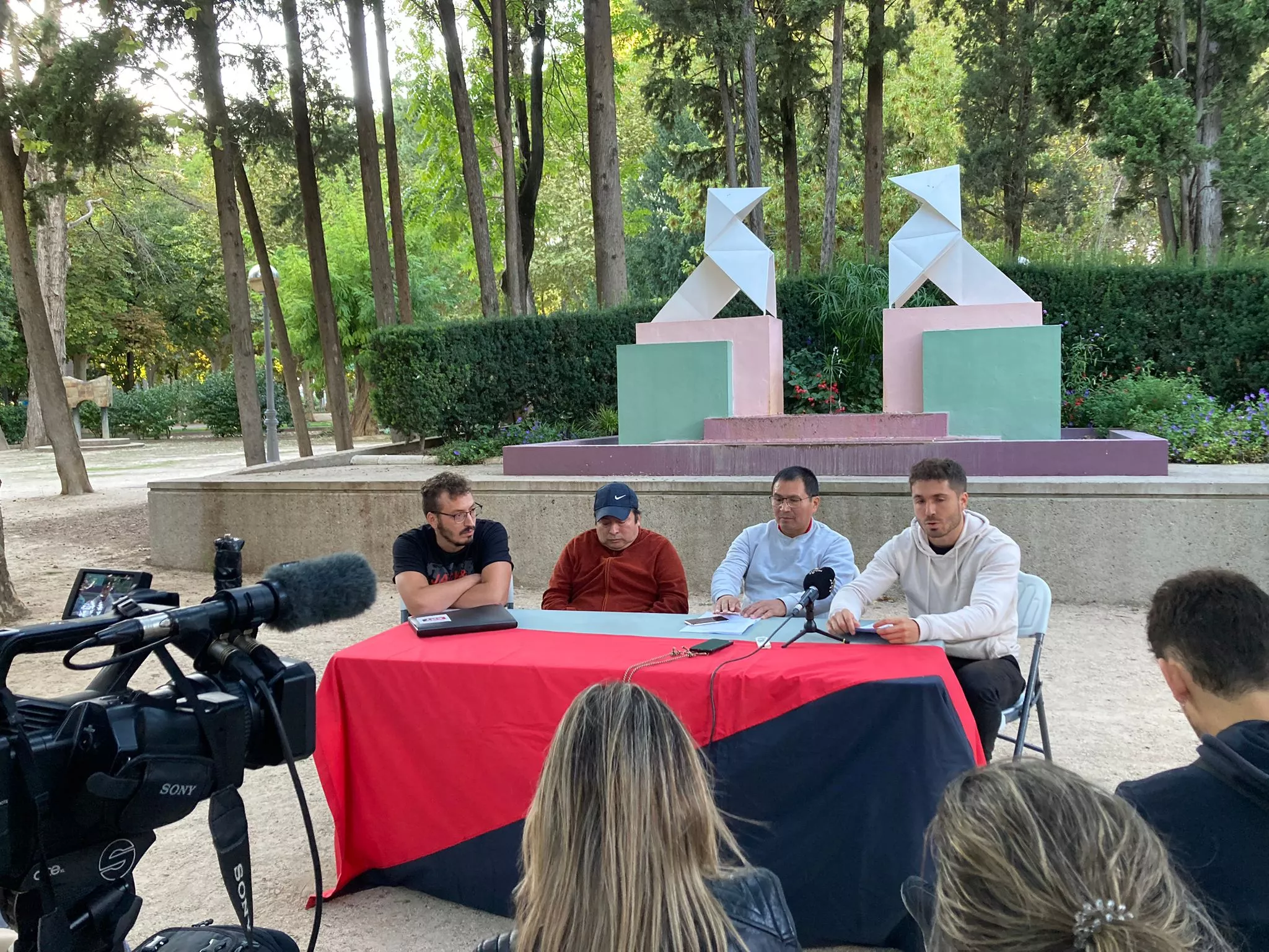 Miembros de CNT en una reciente rueda de prensa para abordar la situación de la empresa Litera Meat de Binéfar. Miembros de CNT en una reciente rueda de prensa para abordar la situación de la empresa Litera Meat de Binéfar.
