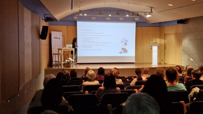 El salón de la Fundación Ibercaja estaba prácticamente lleno para escuchar a Natalia Hernando. Foto Myriam Martínez El salón de la Fundación Ibercaja estaba prácticamente lleno para escuchar a Natalia Hernando. Foto Myriam Martínez