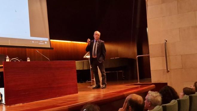 Manel Sánchez, dirigiéndose al público. Foto Myriam Martínez Manel Sánchez, dirigiéndose al público. Foto Myriam Martínez