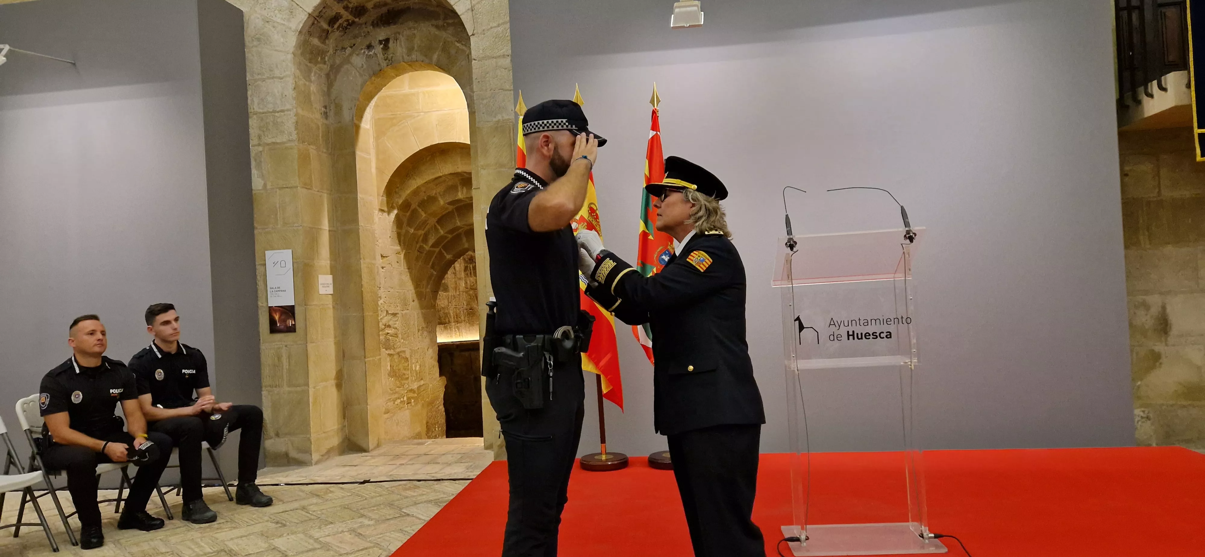 Cruz al Mérito Profesional de la Policía Local con distintivo blanco para el oficial Adrián Marco Oliván. Foto Myriam Martínez 