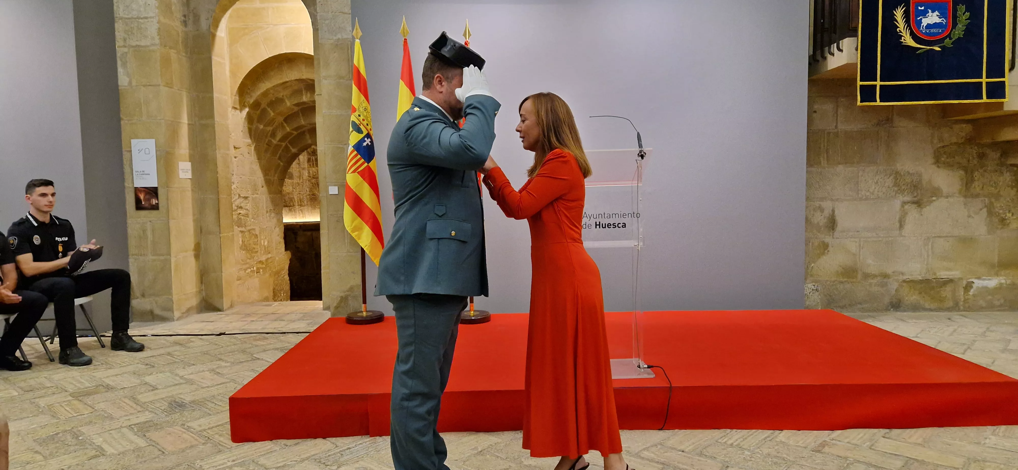  Distinción para el teniente coronel jefe de la Comandancia de la Guardia Civil de Huesca, José Enrique Cordobés Lucena . Foto Myriam Martínez 