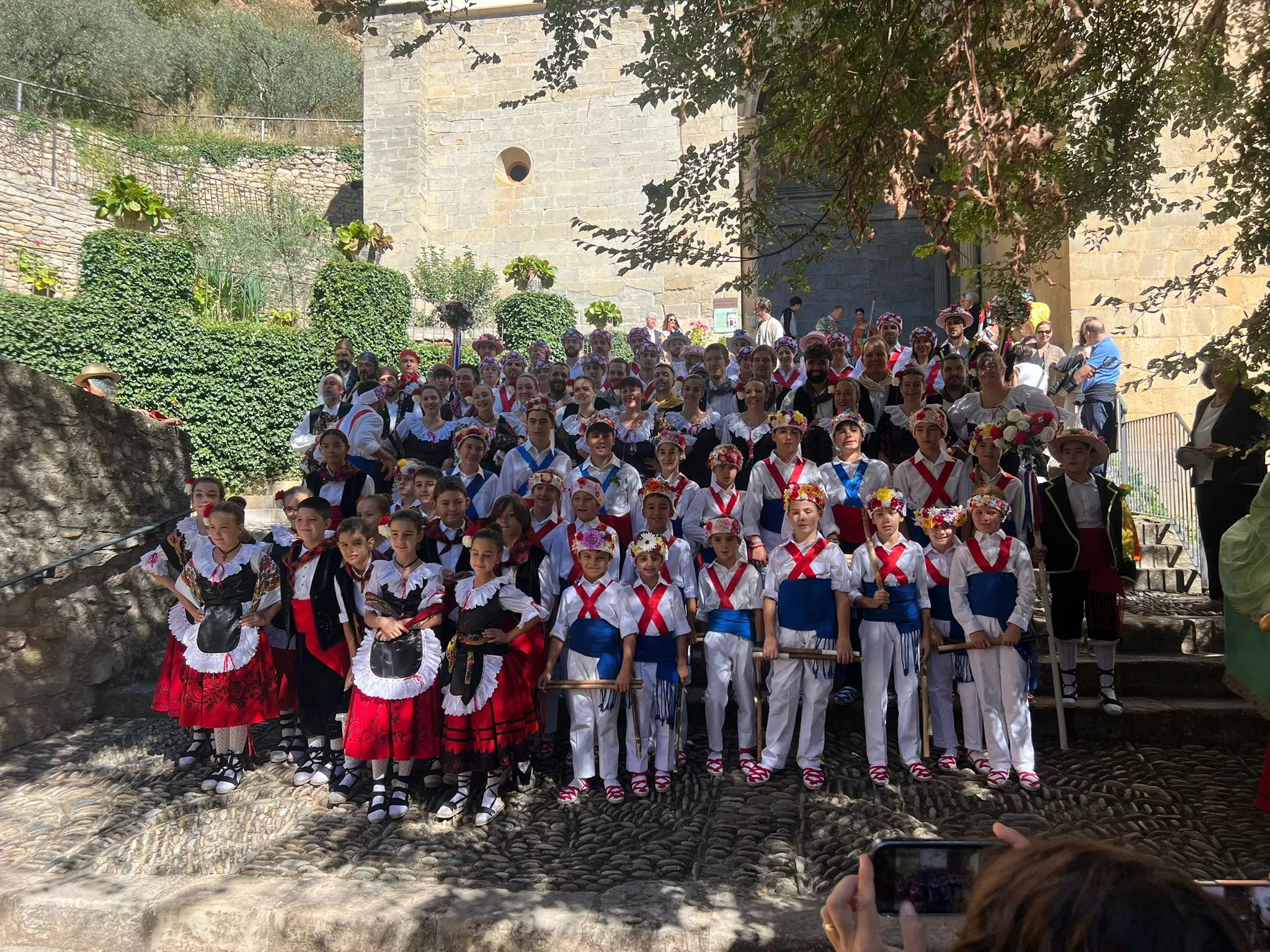 Los Danzantes posan con motivo de la procesión a la Virgen de la Peña Los Danzantes posan con motivo de la procesión a la Virgen de la Peña