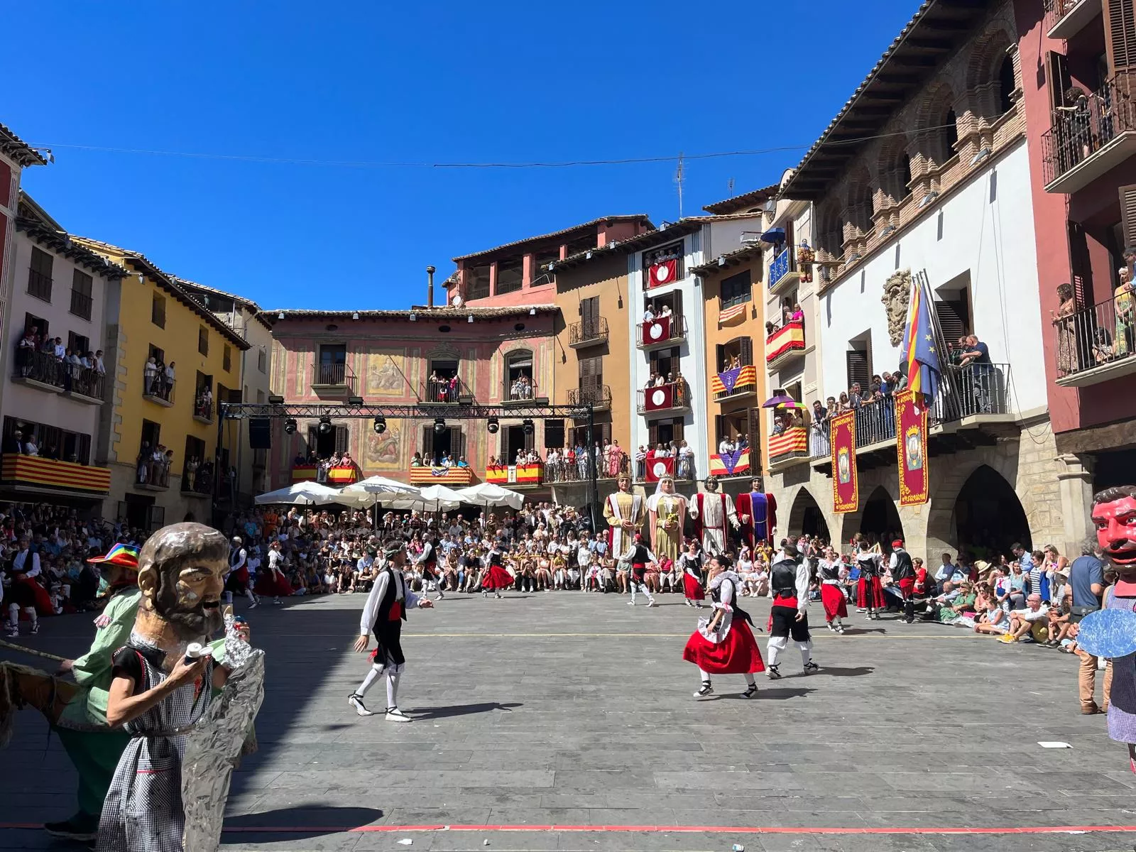 Dance de Espadas y Cintas en el día de San Vicente en Graus