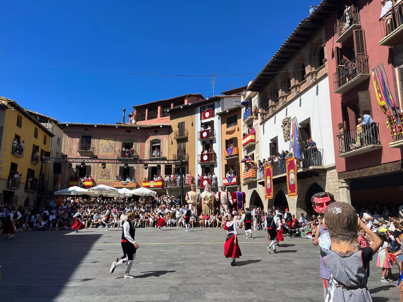 Dance de Espadas y Cintas en el día de San Vicente en Graus