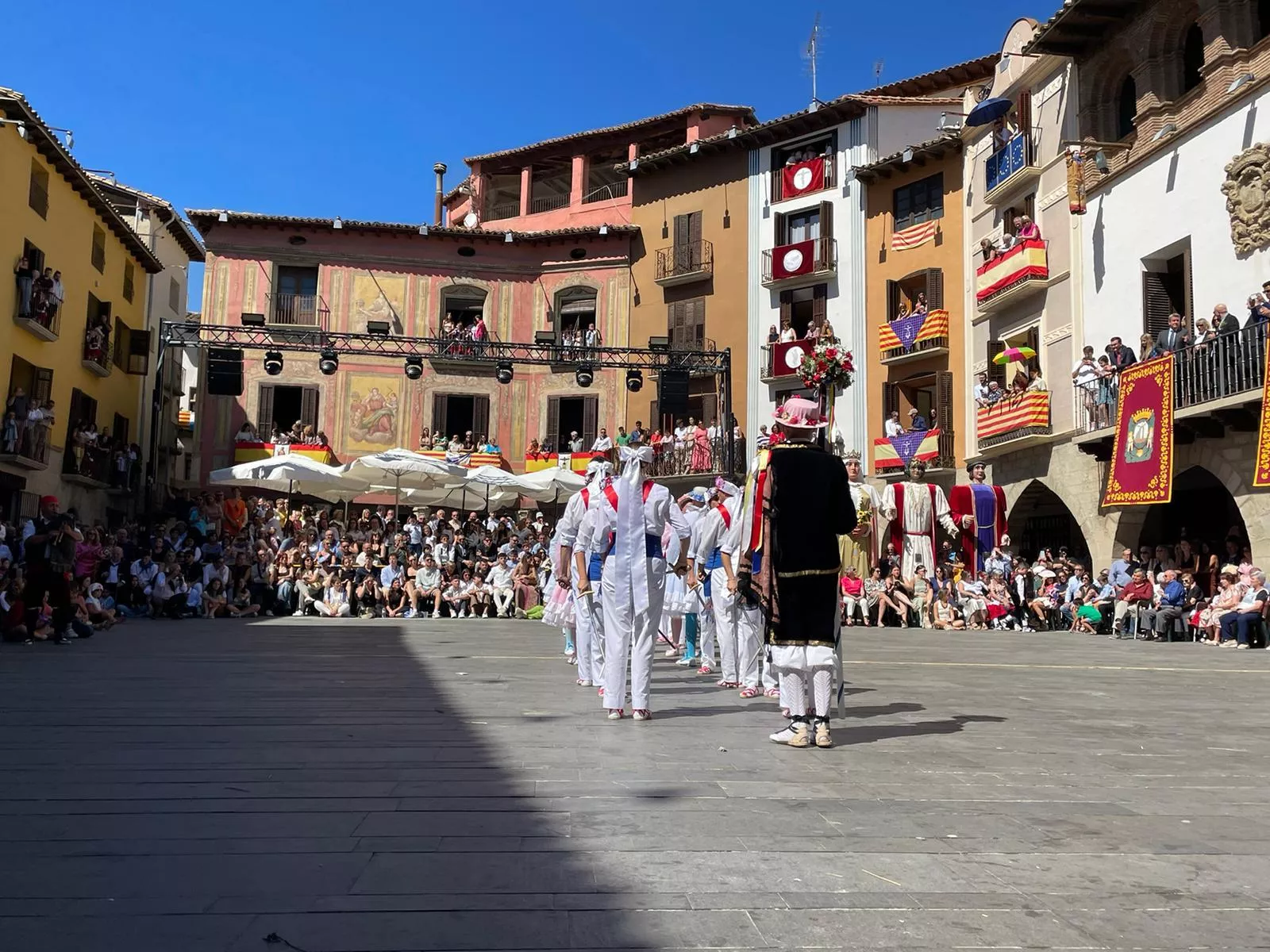 Dance de Espadas y Cintas en el día de San Vicente en Graus