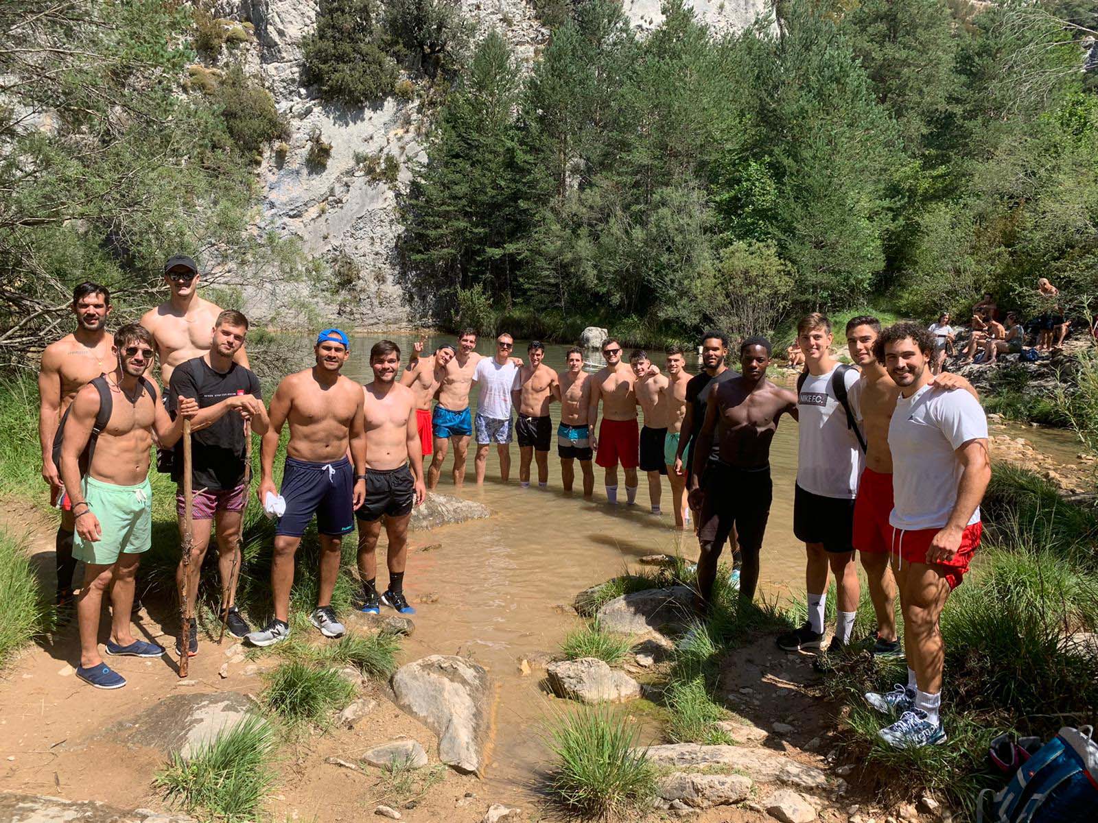 Plantilla y cuerpo técnico de Bada Huesca en el valle de Nocito.