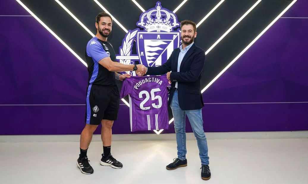 Lucas Rafael y Óscar Esteban se estrechan la mano en expresión de compromiso entre Valladolid y Podoactiva