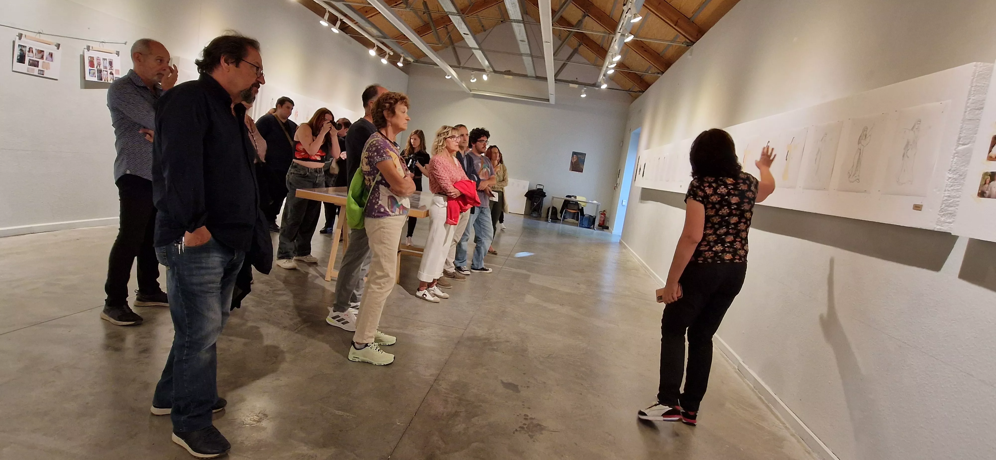 Chus Fenero, explicando algunos bocetos de la obra de Arantxa Ezquerro. Foto Myriam Martínez